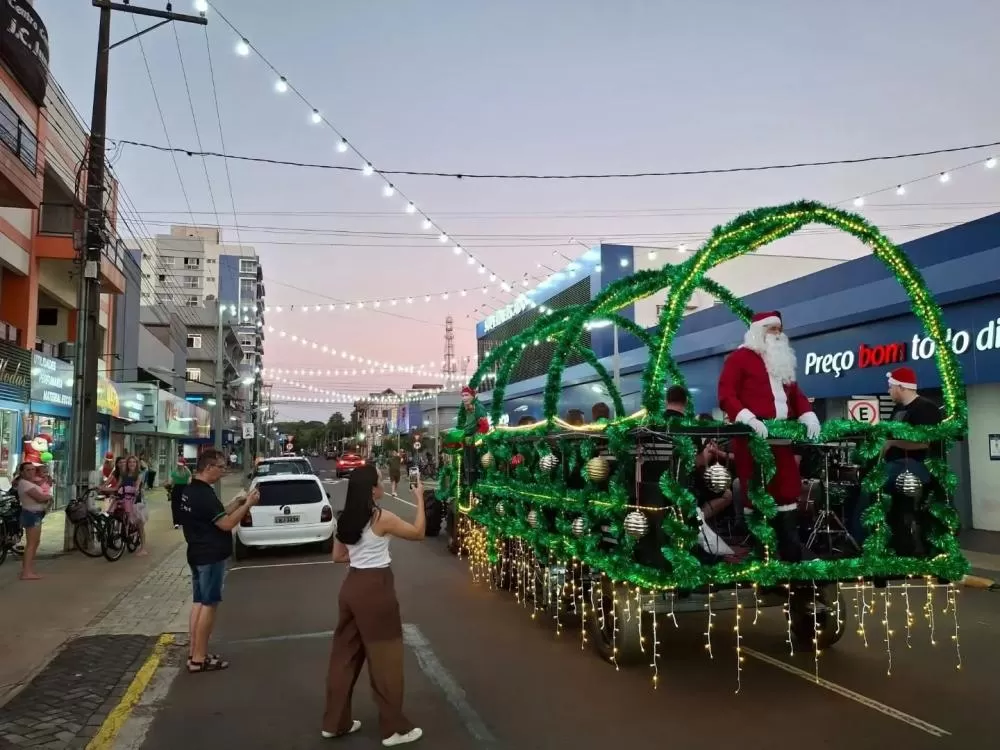 Carretão do Natal “Luz e Encanto sobre Rodas” percorre o centro da cidade levando música, Papai Noel e a magia do Natal à comunidade. (Foto: Divulgação)