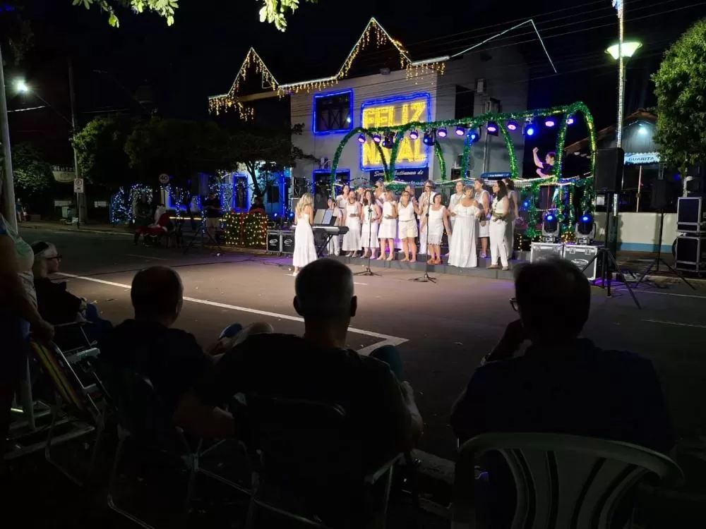 Cantata de Natal em frente ao SAAE reuniu famílias e marcou o encerramento do “Natal Luz e Encanto” em Marechal Cândido Rondon. (Foto: Divulgação)