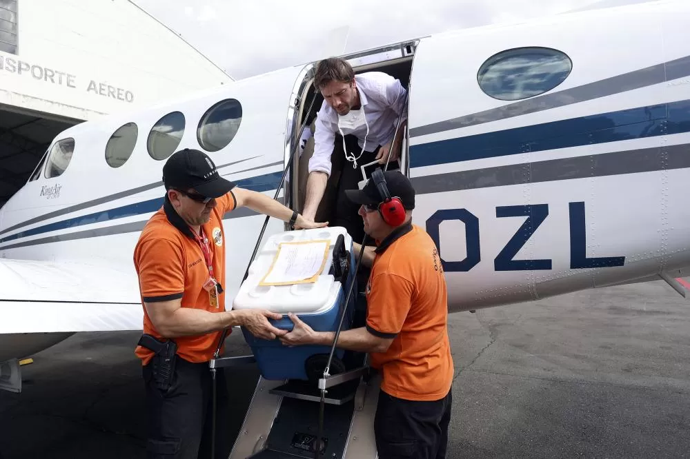 Equipe de saúde durante procedimento de captação de órgãos; Paraná mantém um dos sistemas de transplantes mais eficientes do Brasil. (Foto: Albari Rosa/Arquivo AEN),
