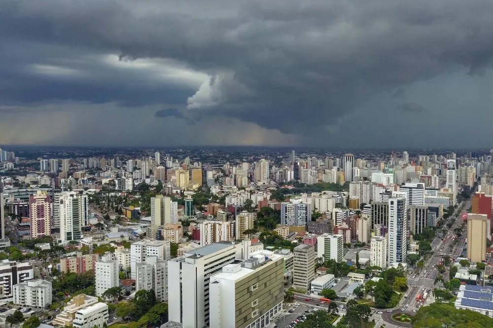 Chuva e aumento da nebulosidade marcam a virada do ano no Paraná, encerrando sequência de calor extremo. (Foto: José Fernando Ogura / Arquivo AEN)
