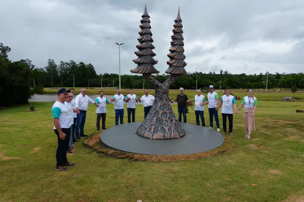 Monumento ao cooperativismo é inaugurado em Toledo como símbolo de união, identidade e desenvolvimento regional