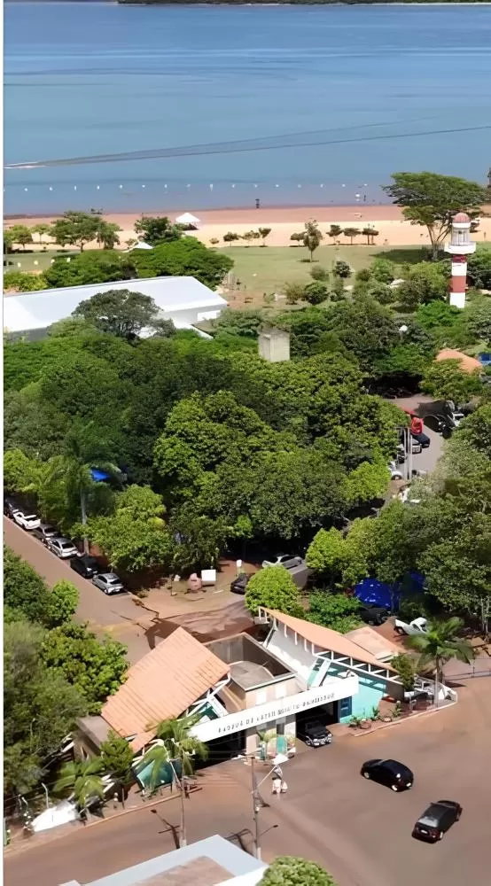 Cadeiras anfíbias passam a integrar a estrutura de lazer da praia artificial de Porto Mendes, promovendo inclusão e acessibilidade. (Fotos: Diculgação)