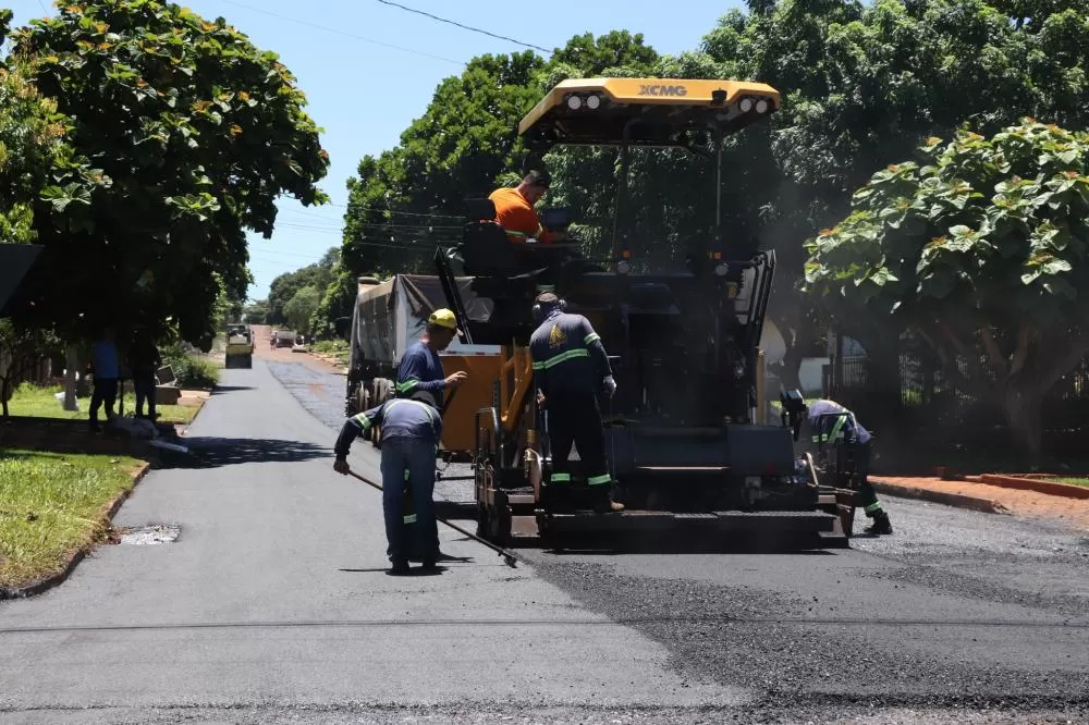 Aplicação de recape asfáltico avança no bairro Botafogo e melhora a infraestrutura viária de Marechal Cândido Rondon. (Foto: Divulgação)