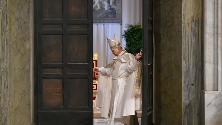 Papa Leão XIV fecha a Porta Santa da Basílica de São Pedro durante a Missa da Epifania, encerrando o Jubileu da Esperança. (Foto: Vatican Media)