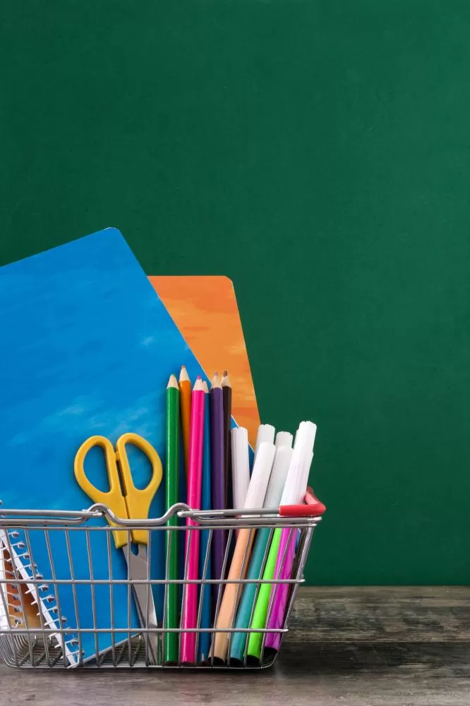 Na volta às aulas, o Procon-PR orienta pais e responsáveis sobre a compra de materiais escolares, reforçando direitos do consumidor e alertando para práticas abusivas por parte das instituições de ensino. (Foto: Freepik)