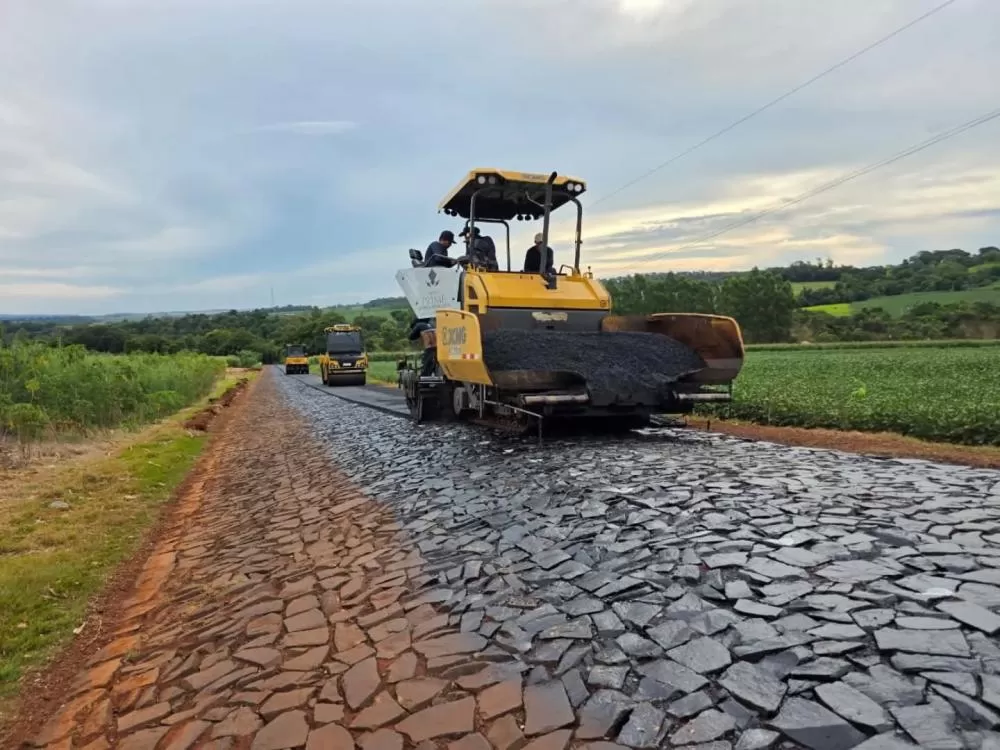 Trecho da Linha Concórdia recebe pavimentação asfáltica sobre pedras irregulares, melhorando o acesso e a mobilidade no interior de Marechal Cândido Rondon. (Foto: Divulgação)