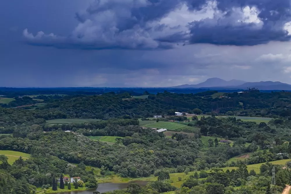 Tempo nublado e instável marca a previsão para o Paraná neste fim de semana, com risco de pancadas de chuva e temporais em várias regiões do Estado. (Foto: Roberto Dziura Jr/AEN)