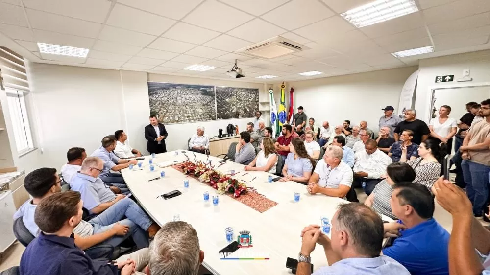 Assinatura da ordem de serviço marca o início da pavimentação asfáltica em 22 ruas de Medianeira, com recursos da Itaipu Binacional. (Foto: Divulgação)