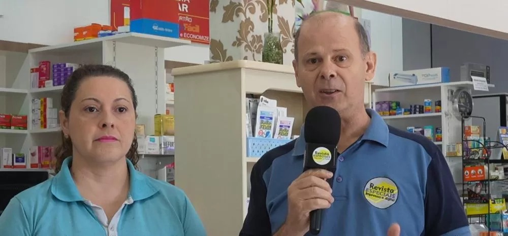 Gissele Marçal Lamberty, proprietária da Cooperfarma Medilar, explica os motivos que levaram farmácias a se descredenciarem do programa Farmácia Popular após sucessivos cortes nos repasses federais.