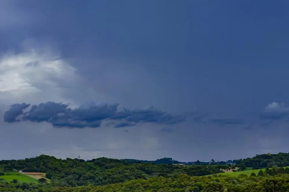 Tempo instável e chuva frequente devem marcar os próximos dias no Paraná, com temperaturas mais amenas em várias regiões. (Foto: Roberto Dziura Jr/AEN)