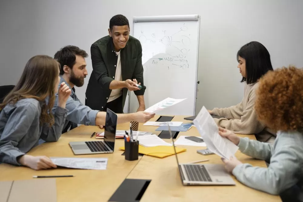 Cursos, encontros técnicos e capacitações promovidos pela AHK Paraná fortalecem a qualificação profissional e a competitividade da indústria no Estado. (Foto: Freepik)