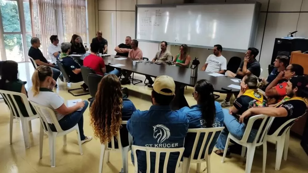 Reunião com representantes de secretarias e entidades definiu os últimos ajustes para o Acampamento Pais e Filhos 2026. (Foto: Divulgação)