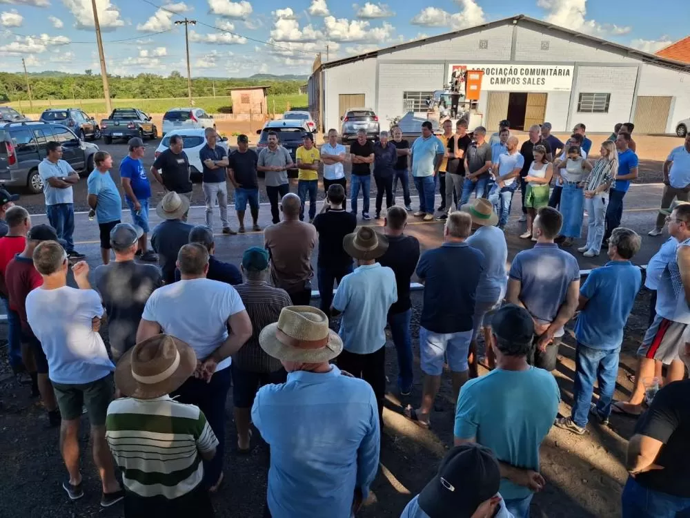 Autoridades municipais e moradores participaram do ato que marcou a entrega oficial do asfaltamento na Linha Campos Sales, no distrito de Margarida. (Foto: Divulgação)