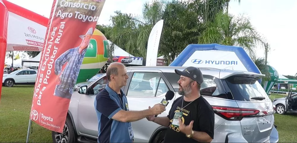 Gean Cleberson Bergamin, da Zenimotors, apresenta a linha Toyota e Hyundai durante o Agroshow Copagril 2026.