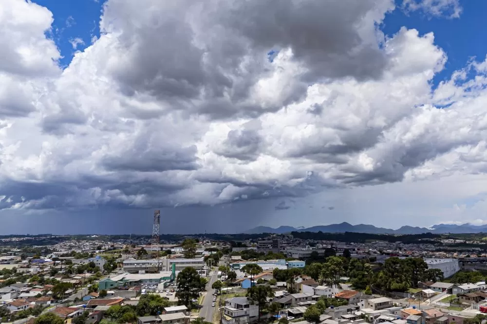 Tempestades com forte atividade elétrica marcaram o fim de semana no Paraná, especialmente no Litoral. (Foto: Roberto Dziura Jr/AEN)