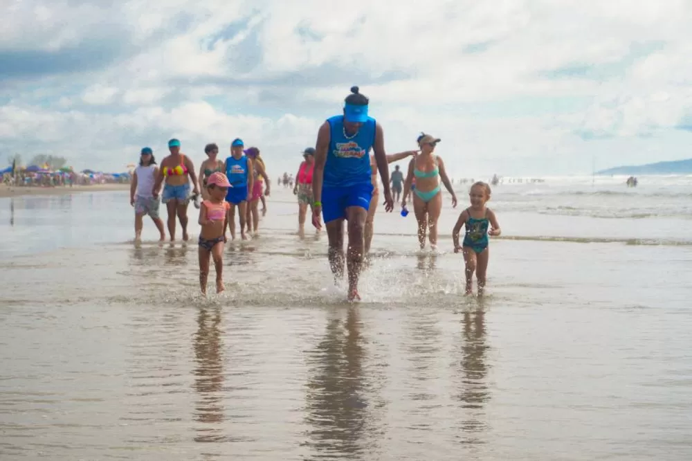 Bandeira verde sinaliza trechos próprios para banho nas praias do Litoral do Paraná durante o verão. (Foto: SECOM)