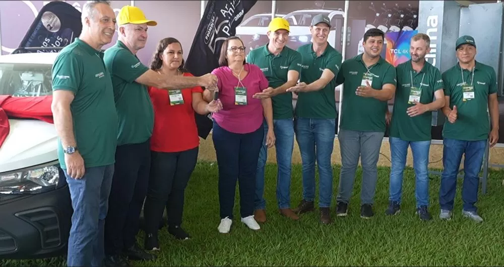 Entrega simbólica dos veículos marcou o anúncio dos ganhadores da campanha dos 55 anos da Copagril durante o Agroshow. (Foto: João Livi)