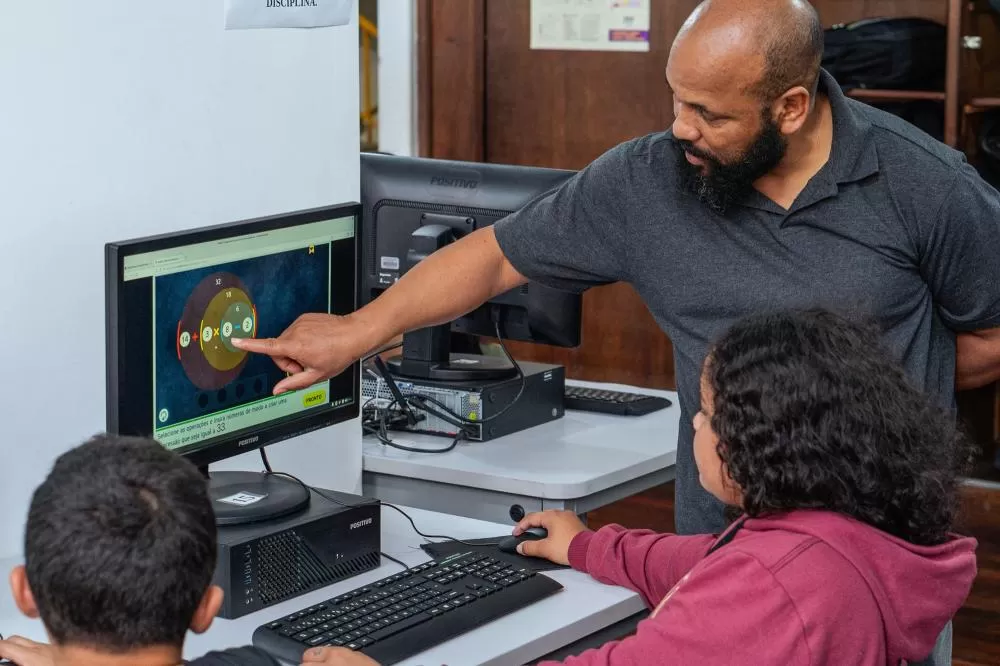 Estudantes da rede estadual do Paraná terão acesso a curso técnico inédito em Inteligência Artificial a partir de 2026. (Foto: Lucas Fermin/SEED)