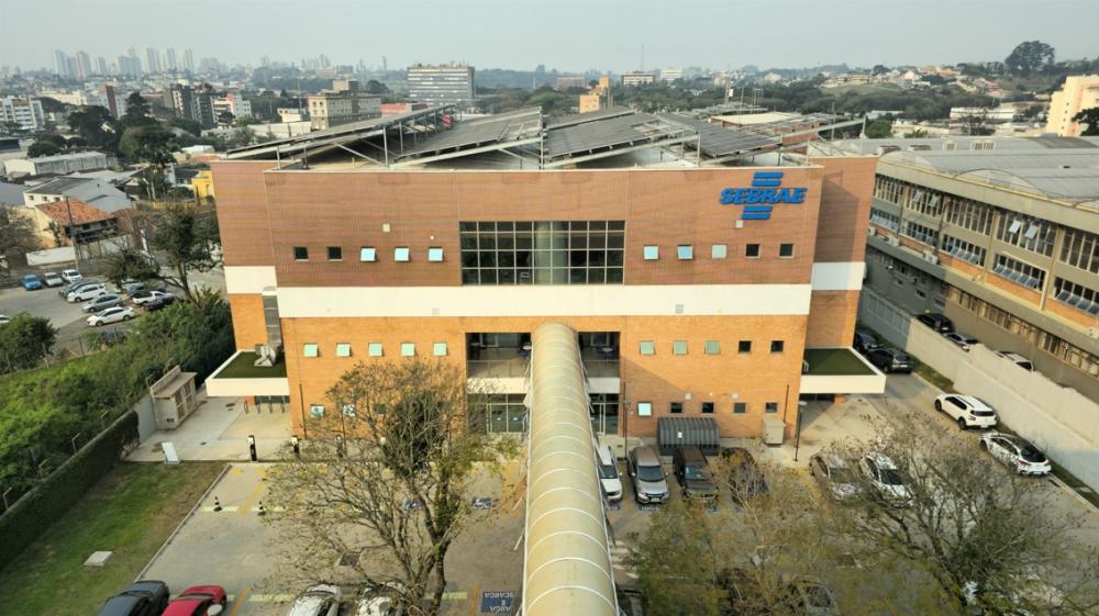 Prédio localizado em Curitiba e que possui painéis solares. Foto: Eduardo Pereira