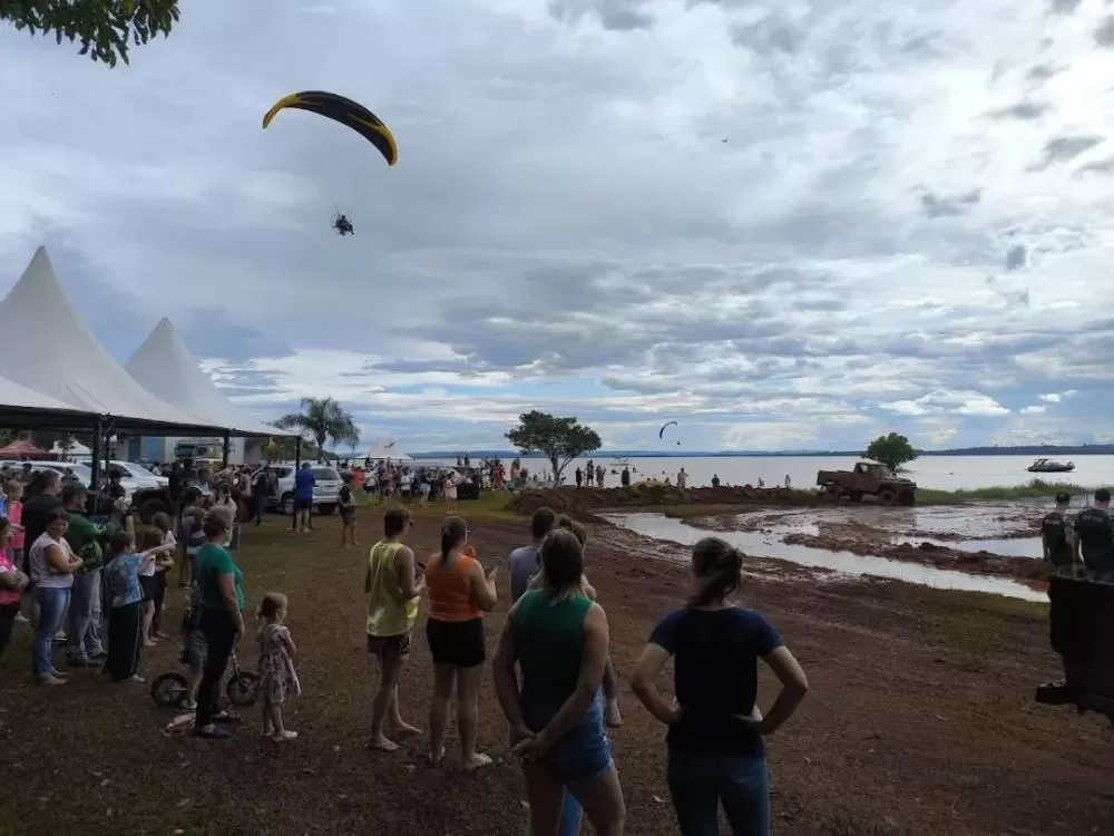 Apresentações de paramotor prometem espetáculo aéreo durante o Acampamento Pais e Filhos, em Porto Mendes. (Foto: Divulgação)