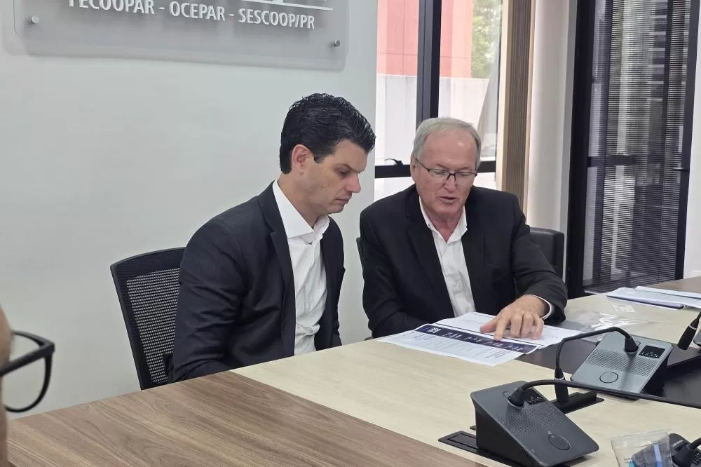 O presidente da Copel, Daniel Slaviero, e o presidente do Sistema Ocepar, José Roberto Ricken, durante reunião para alinhamento de estratégias voltadas ao atendimento das demandas energéticas das cooperativas paranaenses. (Foto: Gisele Barão/Sistema Ocepa