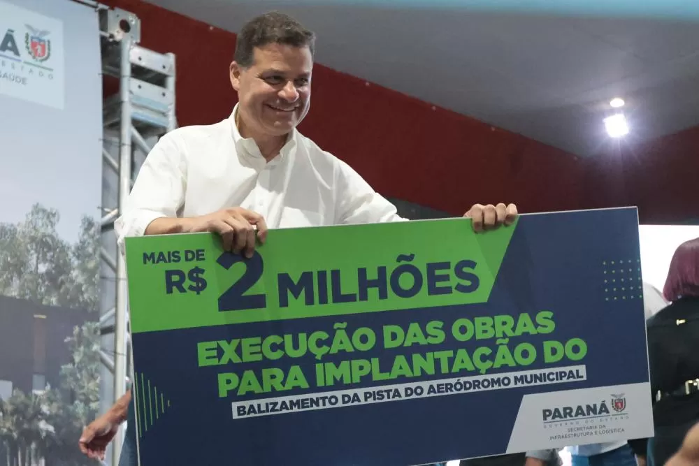 O secretário estadual de Infraestrutura e Logística, Sandro Alex, acompanhou o governador Ratinho Junior na autorização da obra de balizamento noturno do aeroporto de Guaíra. (Foto: Geraldo Bubniak/AEN)