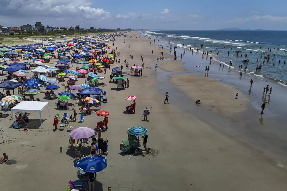 Calor intenso e pancadas de chuva típicas de verão devem marcar a semana em várias regiões do Paraná. (Foto: Roberto Dziura Jr/AEN)