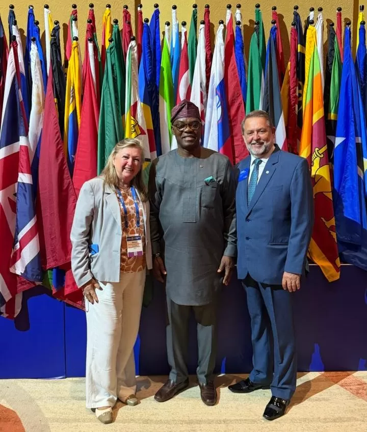 O casal Sonia e Cesar Luis Scherer, associados ao Rotary Club Marechal Cândido Rondon Beira Lago, ladeiam o presidente eleito de RI, Olayinka Hakeem Babalola. (Foto: Arquivo Pessoal)