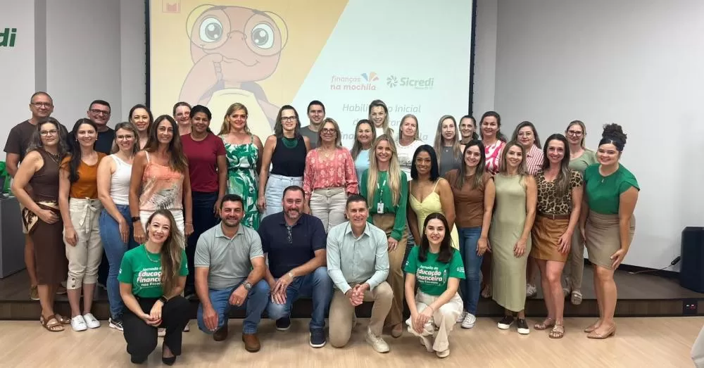 Professores e equipes diretivas participaram do encontro de apresentação do projeto Finanças na Mochila, desenvolvido em parceria entre a prefeitura e o Sicredi. (Foto: Diculgação)