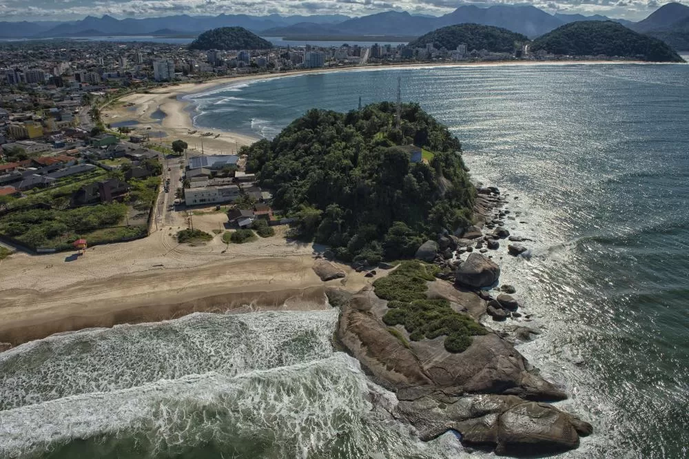 O Litoral do Paraná registrou forte crescimento econômico em 2025, impulsionado por investimentos públicos e privados em infraestrutura, logística, turismo e novos empreendimentos. (Foto: Denis Ferreira Netto/AEN)
