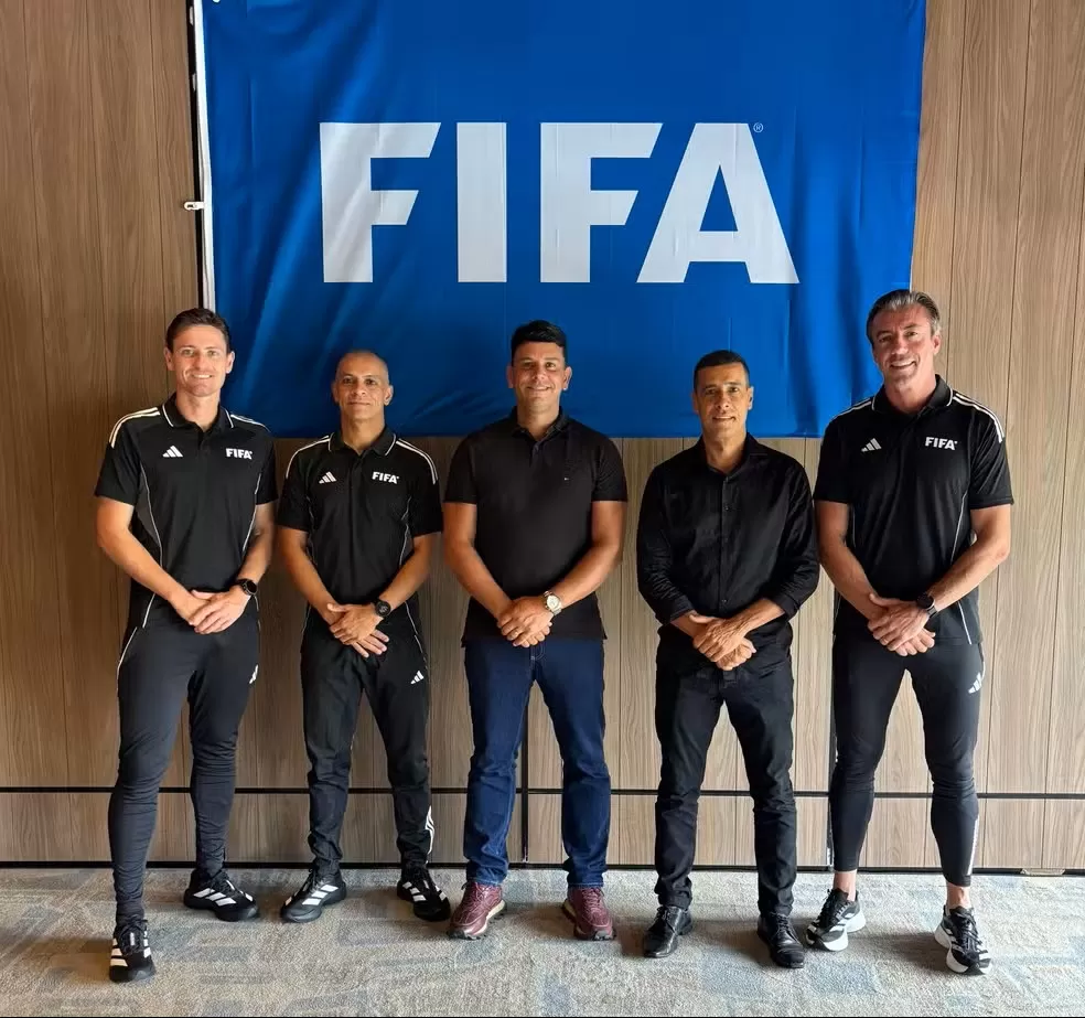 Lideranças da arbitragem brasileira durante a apresentação do projeto de profissionalização dos árbitros, promovido pela CBF. Ao centro, o chefe de arbitragem Rodrigo Cintra, acompanhado dos árbitros Ramon Abatti Abel, Wilton Pereira Sampaio, Marcelo Van 