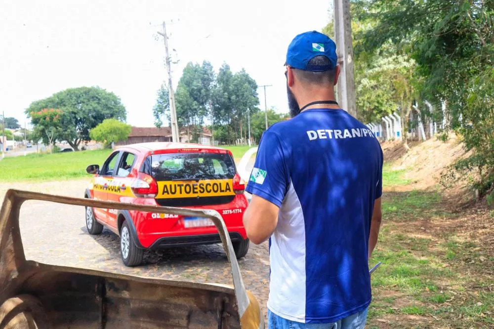 Mudança no exame prático de direção no Paraná retira a exigência da baliza e passa a priorizar a condução segura em situações reais de trânsito. (Foto: Detran-PR)
