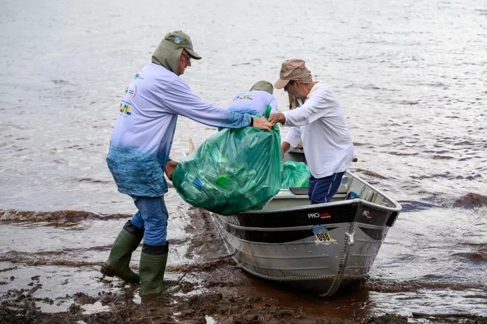 Pescadores participam de mutirão de limpeza no Lago de Itaipu durante a 13ª edição da campanha ambiental. (Foto: Itaipu Binacional)