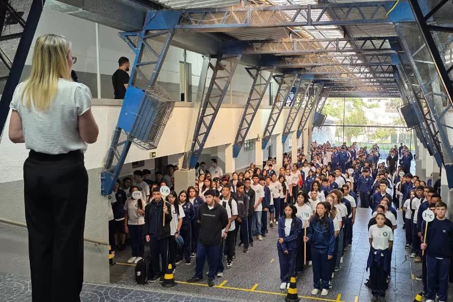 Estudantes da rede estadual retornam às aulas com novidades pedagógicas e reforço na estrutura esc olar em 2026. (Foto: NRE/Curitiba)