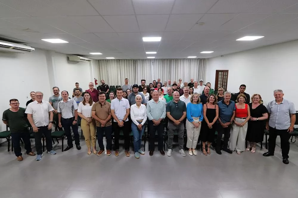 Empresários e representantes do poder público se reuniram nesta quarta-feira (4), na sede da Associação Comercial e Empresarial de Santa Helena, para discutir a falta de representatividade política do Meio Oeste do Paraná. O encontro integra uma mobilizaç