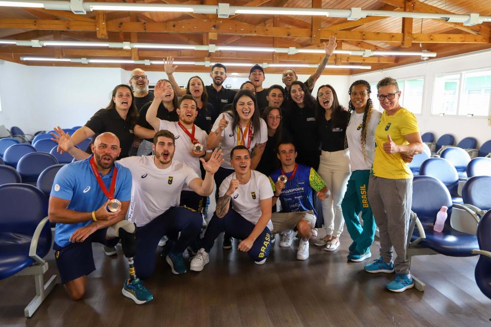 Vitor Tavares, medalha de bronze do parabadminton, Igor Tofalini, medalha de prata na parancanoagem, e Miquéias Rodrigues, bronze em paracanoagem, medalhistas paranaenses na Paralimpíada de Paris em encontro no auditório da Secretaria do Esporte, nesta qu