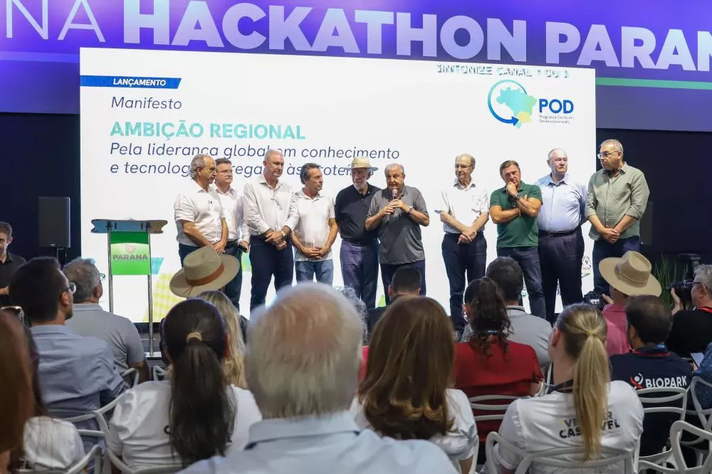 Governador em exercício assina o Manifesto Ambição Regional durante o Show Rural Coopavel, em Cascavel. (Foto: Igor Jacinto/Vice-Governadoria)