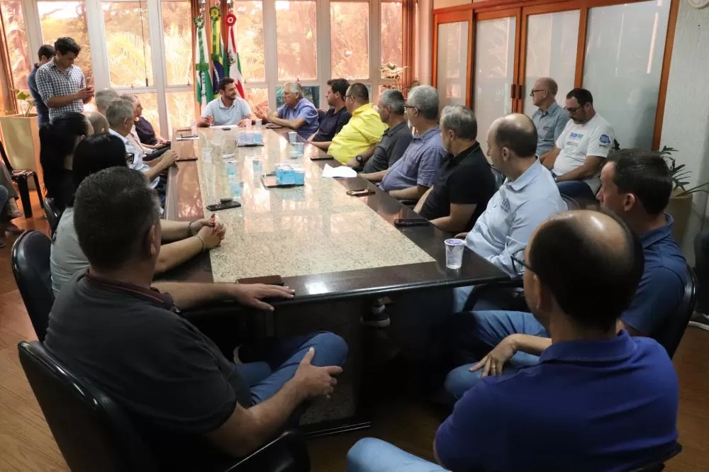 Reunião no gabinete municipal alinhou obras e garantiu anúncio de R$ 2 milhões para recape asfáltico em Marechal Cândido Rondon. (Foto: Divulgação)