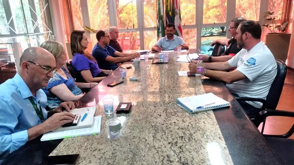 Reunião na prefeitura definiu proposta de reajuste salarial e aumento no vale-alimentação dos servidores municipais. (Foto: Divulgação)