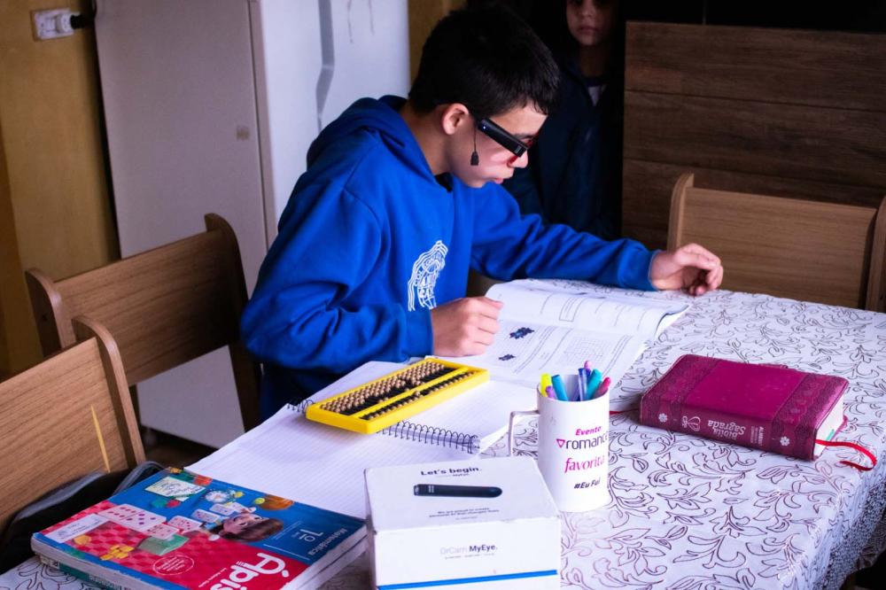 Por meio do projeto Óculos Amigo, Luiz Henrique da Rocha, 13 anos, recebeu um dispositivo de tecnologia assistiva que tem auxiliado o aluno da rede estadual de ensino a ter mais autonomia na escola e em casa. Foto: Raphaella Piovezan/SEI