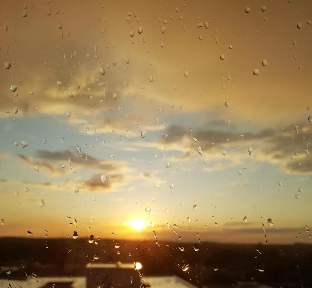 Semana será marcada por calor, pancadas de chuva e instabilidade em várias regiões do Paraná. (Foto: Freepik)