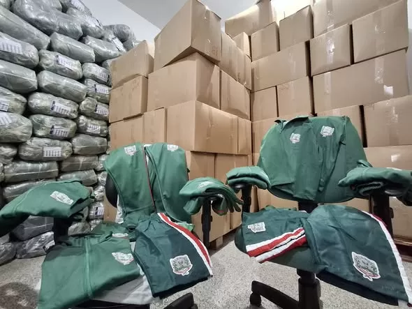 Uniformes escolares serão distribuídos a todos os alunos da rede municipal. (Foto: Divulgação)