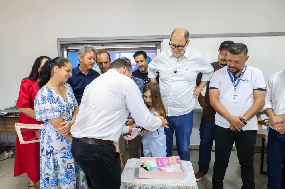 Maria Vitória recebe prótese de mão desenvolvida com impressão 3D após visita à Carreta da Inovação em Mamborê. (Foto: Divulgação/Prefeitura de Mamborê)