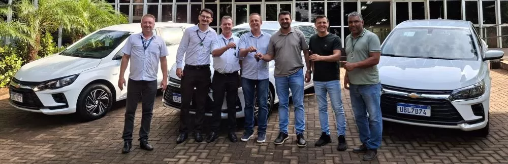 Prefeito, vice-prefeito e secretário de Saúde acompanham entrega de três novos veículos à frota municipal. (Foto: Divulgação)