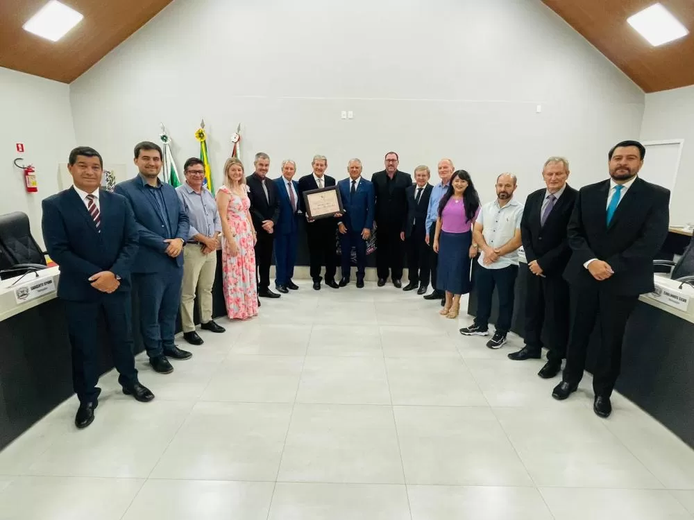 Dilmo Bedin recebe o diploma de Cidadão Honorário durante sessão solene no plenário da Câmara. (Foto: Cristiano Viteck)