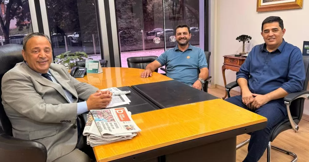 O deputado estadual Hussein Bakri, o prefeito Adriano Backes e o chefe de gabinete, Renato Taborda. (Foto: Divulgação)