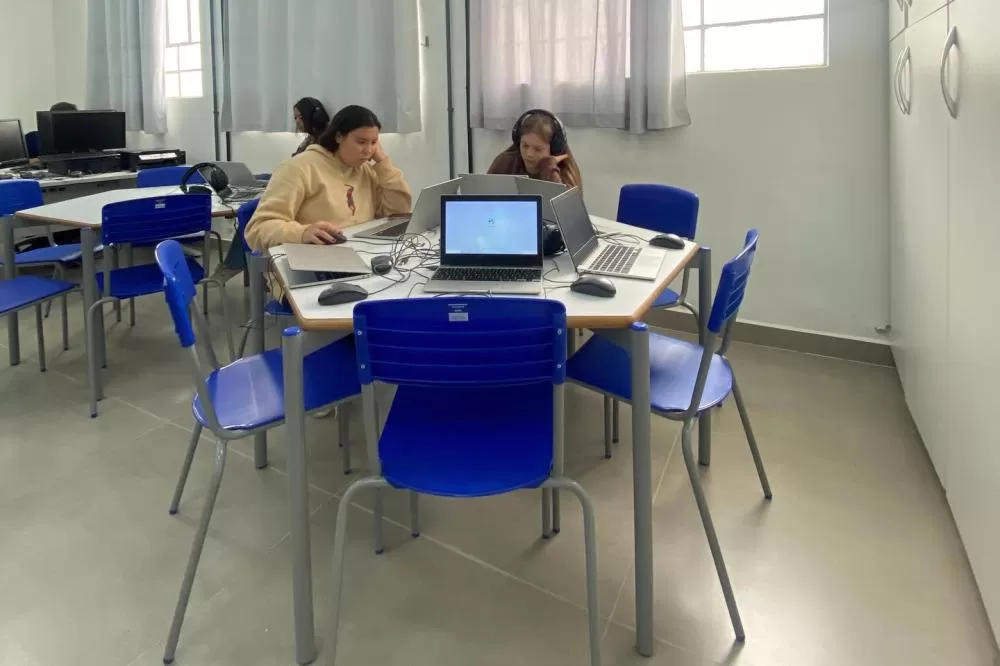Carteiras hexagonais ampliam interação e flexibilidade nas escolas da rede estadual. (Foto: Fundepar)
