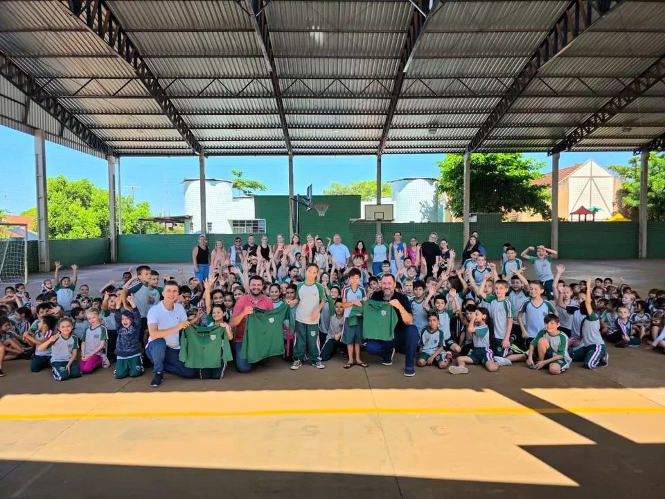 Prefeitura inicia entrega de uniformes a todos os alunos da rede municipal