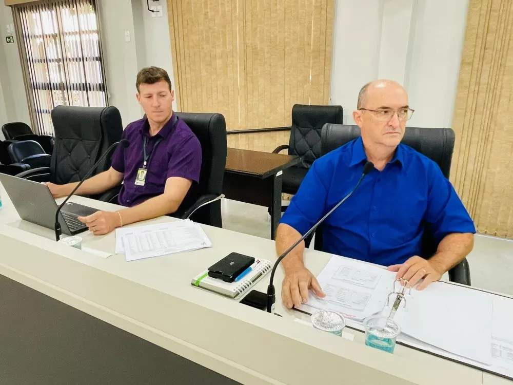 O contador municipal, Maicon Heck, e o Secretário de Fazenda, Carmelo Daronch apresentam dados da prestação de contas de 2025 em audiência pública. (Foto: Divulgação)