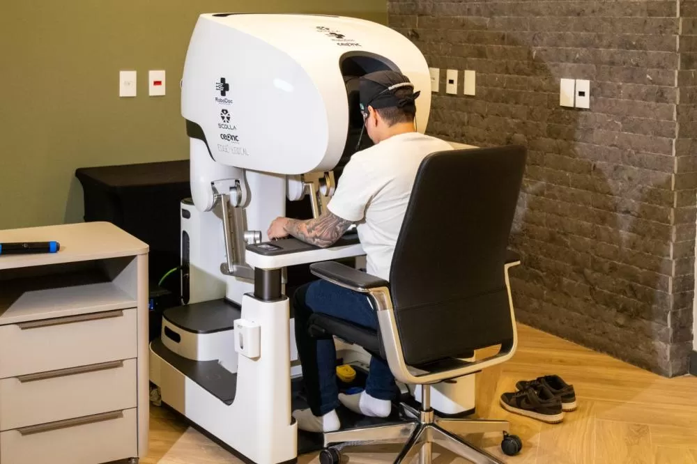 Legenda de foto: Residentes do HUOP participam de treinamento em cirurgia robótica por telemedicina, conectando Cascavel a Campo Largo. (Foto: Unioeste)
